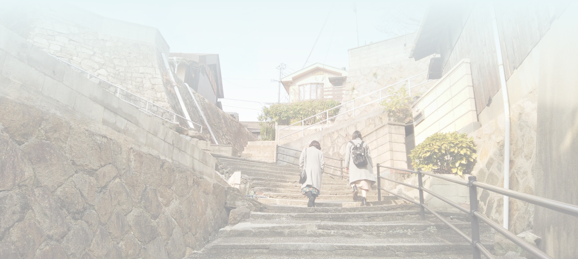 2人の女性が階段を上っている写真